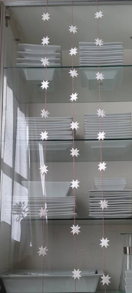 White garland with 9 flat folded stars on Dannebrog S