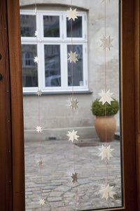 White garland with 5 flat folded stars on Dannebrog string L