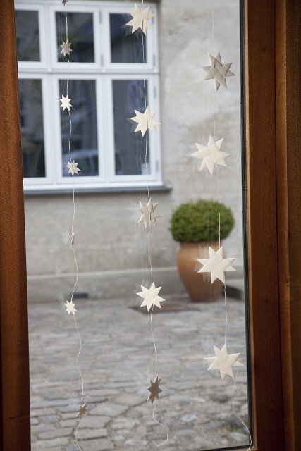 White garland with 9 flat folded stars on white string S