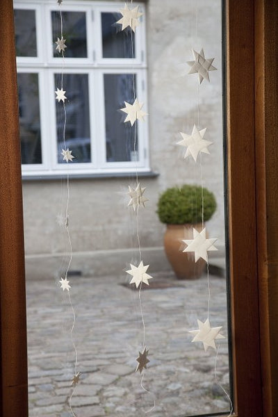 White garland with 5 flat folded stars on a white string M