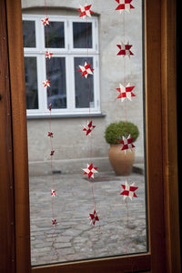 Mixed garland with 5 flat folded stars on a red string M